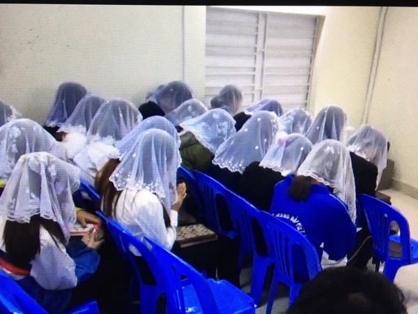 Video bên trong một buổi giảng bài của amp;#34;Hội thánh đức chúa trờiamp;#34; khiến nhiều người mê muội - 1