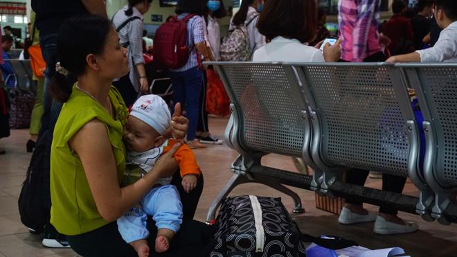 Bến xe ngày đầu kỳ nghỉ lễ 30/4-1/5: Người dân lỉnh kỉnh đồ đạc, dắt con rời Thủ đô - 4