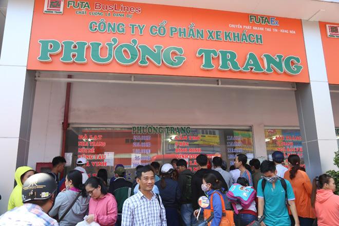 Bến xe ngày đầu kỳ nghỉ lễ 30/4-1/5: Người dân lỉnh kỉnh đồ đạc, dắt con rời Thủ đô - 11