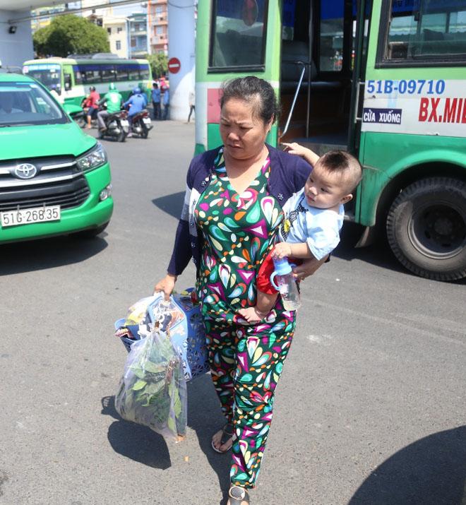 Bến xe ngày đầu kỳ nghỉ lễ 30/4-1/5: Người dân lỉnh kỉnh đồ đạc, dắt con rời Thủ đô - 13