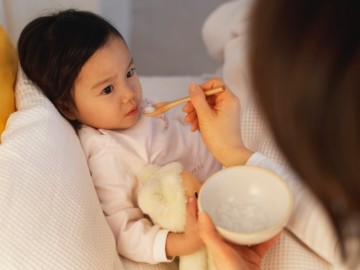 Trẻ sốt về đêm: Thực hiện ngay 4 bước bác sĩ Nhi khuyên giúp con cắt ngay cơn sốt