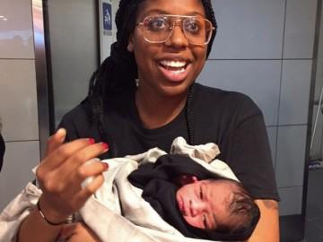 Chuyển dạ một mình nơi đất khách quê người, mẹ đẻ theo... video trên mạng