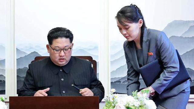 Người phụ nữ bí ẩn bên cạnh Kim Jong-un là ai? - 2