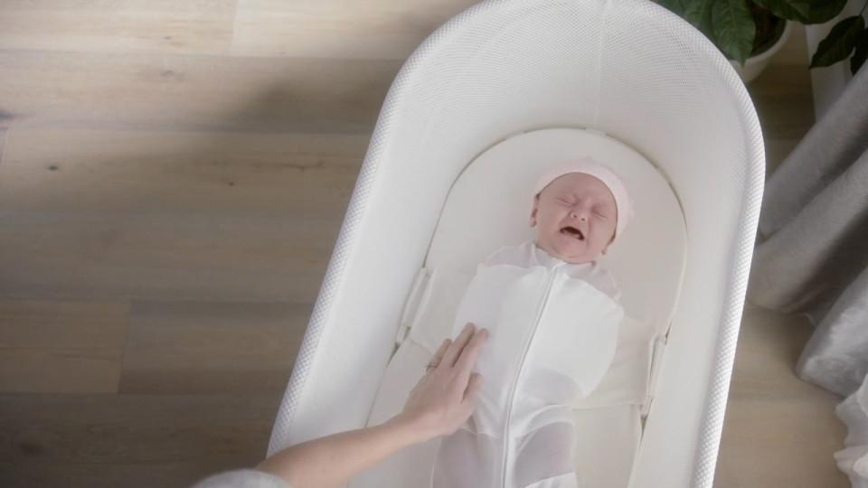 Nôi rung tự động giúp trẻ ngủ say sau vài giây nhưng lại khiến nhiều mẹ bỉm sữa lo lắng - 2