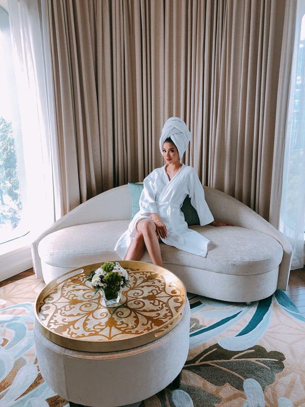 Phạm Hương, Kỳ Duyên hóa quý cô sang chảnh với thời trang... khăn tắm - 3