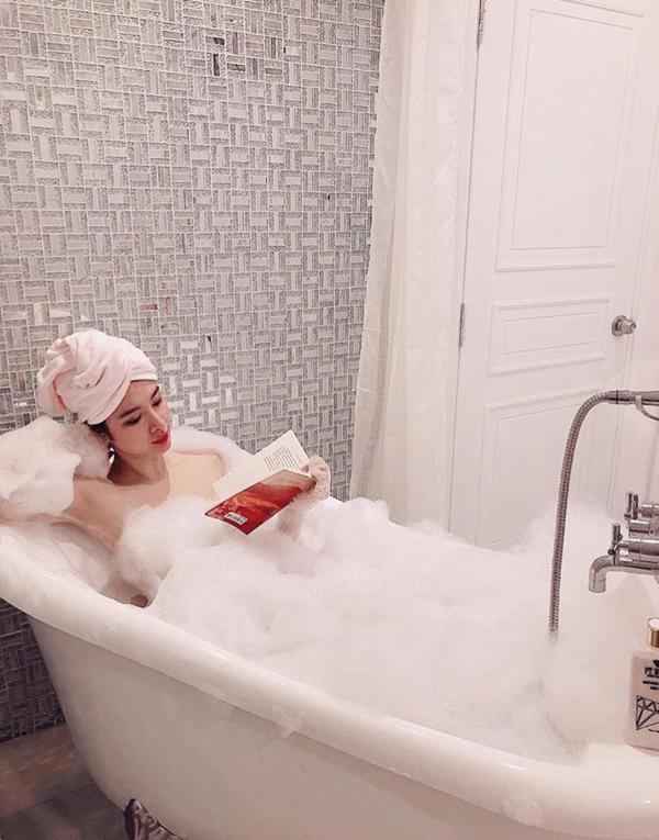 Phạm Hương, Kỳ Duyên hóa quý cô sang chảnh với thời trang... khăn tắm - 7