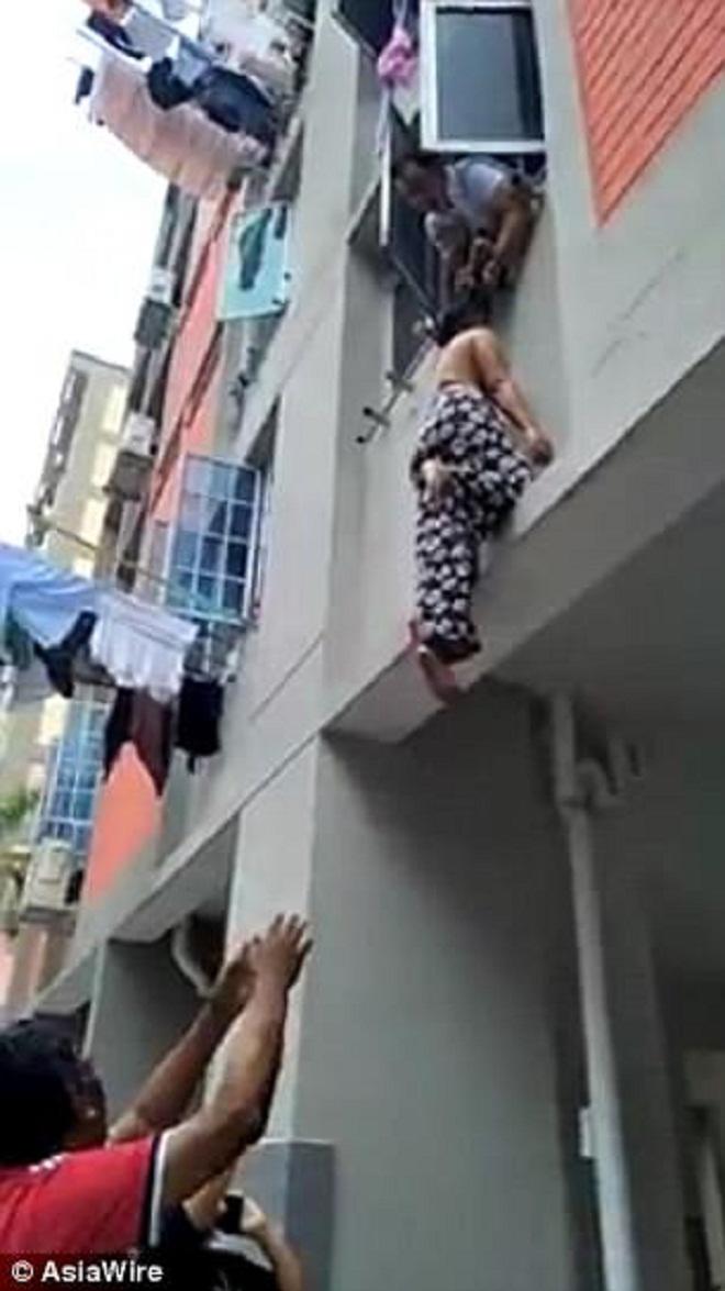 Ăn ở tầng 2, nhoài người túm tóc người phụ nữ rơi từ tầng 3 - 1