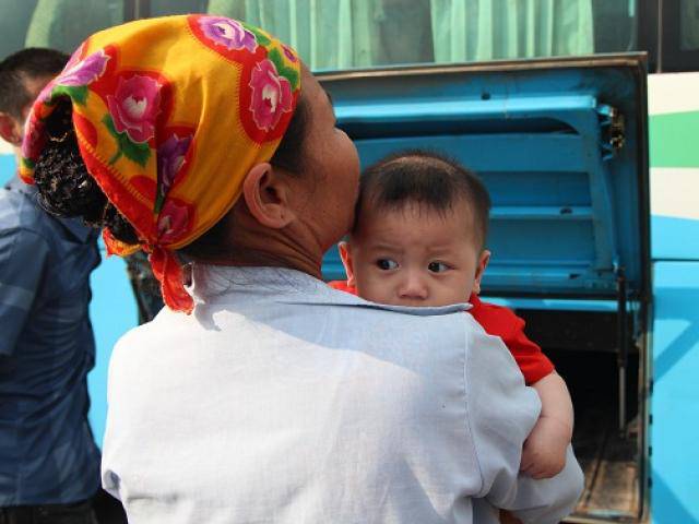 Nắng nóng trên 34 độ, trẻ nhỏ sốc nhiệt khi trở lại Thủ đô sau dịp nghỉ lễ 30/4