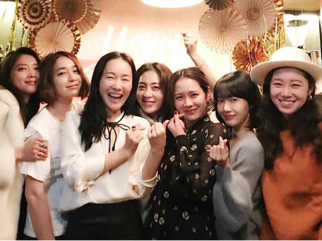 Tình đầu quốc dân Son Ye Jin đã đẹp nhưng hội bạn thân của cô cũng toàn cực phẩm