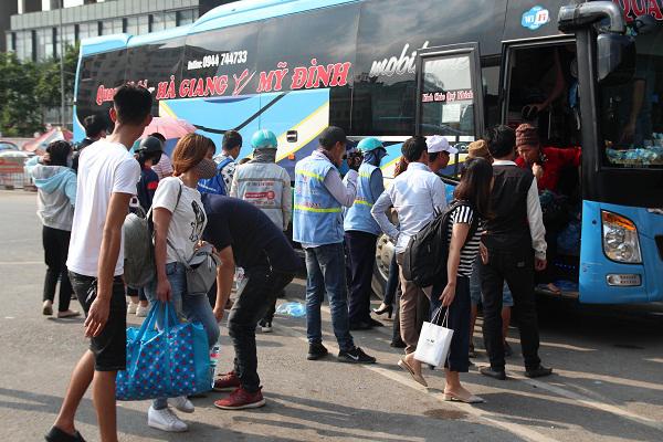 Nắng nóng trên 34 độ, trẻ nhỏ amp;#34;sốc nhiệtamp;#34; khi trở lại Thủ đô sau dịp nghỉ lễ 30/4 - 4