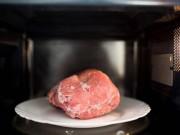 Bếp Eva - Lý do tại sao bạn tuyệt đối không rã đông thịt trong lò vi sóng