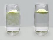 Làm mẹ - Cách nhận biết sữa bột giả, kém chất lượng chỉ bằng 1 cốc nước lạnh