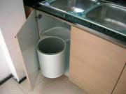 Nhà đẹp - Biết những tác hại không ngờ này, bạn sẽ chẳng bao giờ đặt thùng rác trong tủ bếp nữa!
