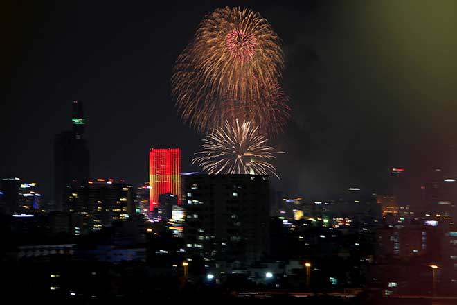 Pháo hoa rực sáng trên bầu trời Sài Gòn mừng ngày thống nhất đất nước - 7