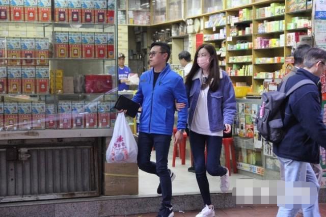 Sinh đôi con gái cho đại gia, chân dài Hong Kong lộ đôi chân sưng phù đáng sợ - 2