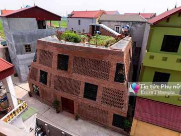 Xây 100% bằng gạch mộc nhưng ngôi nhà như cái hang vẫn nổi bần bật với hàng nghìn lỗ hở