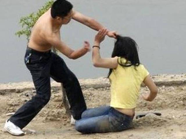 Vợ bị chồng lột quần áo, đánh ghen dã man giữa đường vì nói chuyện với người đàn ông khác