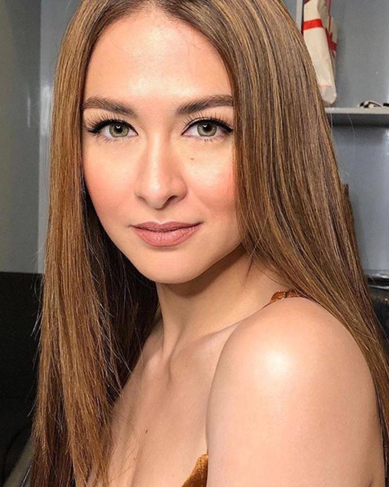 Không còn nhận ra Marian Rivera xinh đẹp với cách đánh khối cứng nhắc.
