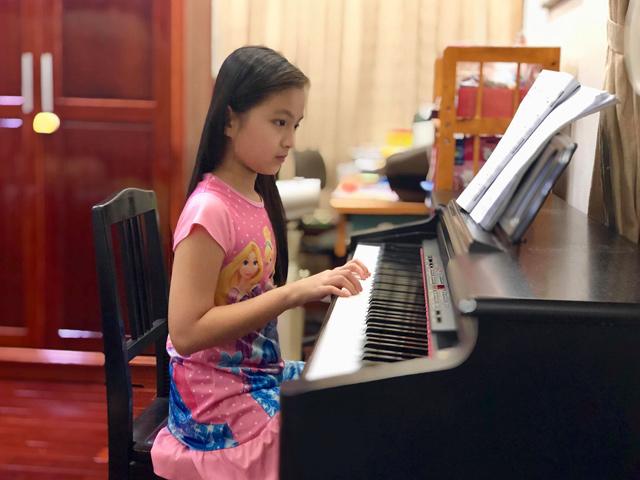 Cận mặt nét xinh xắn của bé gái amp;#34;đi đâu bố cũng dắt đi cùngamp;#34; vì chụp ảnh amp;#34;có tâmamp;#34; - 4