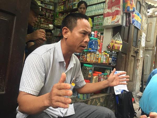 Vợ bị chồng lột quần áo, đánh ghen dã man giữa đường vì nói chuyện với người đàn ông khác - 1