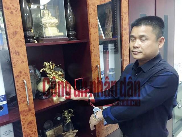 Diễn biến mới nhất vụ giám đốc ngân hàng ép tình địch chặt đứt ngón tay - 1
