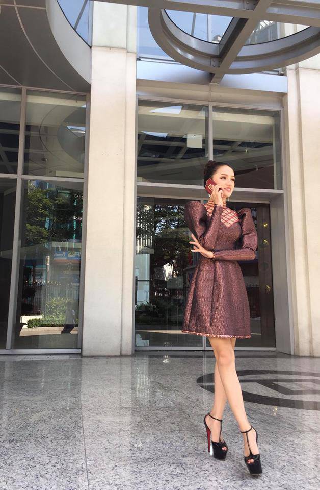 Hoa hậu Hương Giang đích thị là amp;#34;Nữ hoàng giày cao gótamp;#34; mới của Vbiz - 7