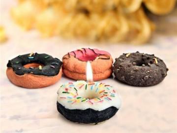 Nến hình bánh donut - vừa trưng đẹp nhà, vừa chờ mất điện để dùng