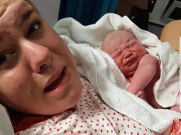 Đang vào lễ đường thì vỡ ối, cô dâu mặc nguyên váy cưới   bế bụng   đi đẻ