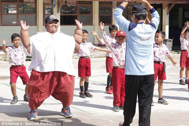 Bé trai 10 tuổi nặng 190kg vì ăn 5 bữa mỗi ngày với gà rán, cơm, mì và kem - 2