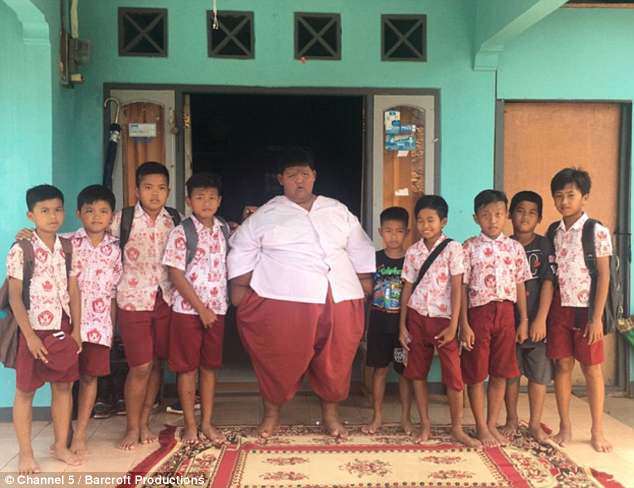 Bé trai 10 tuổi nặng 190kg vì ăn 5 bữa mỗi ngày với gà rán, cơm, mì và kem - 3