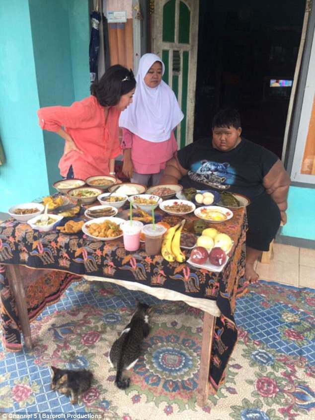 Bé trai 10 tuổi nặng 190kg vì ăn 5 bữa mỗi ngày với gà rán, cơm, mì và kem - 5