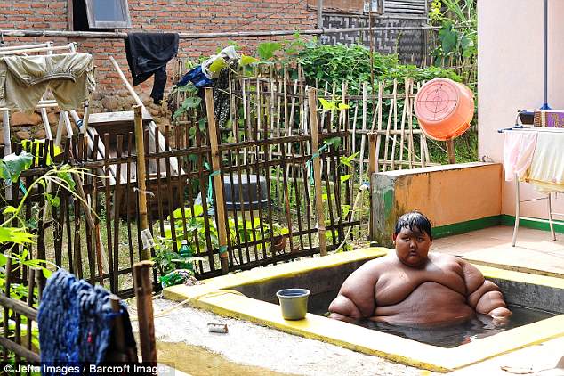 Bé trai 10 tuổi nặng 190kg vì ăn 5 bữa mỗi ngày với gà rán, cơm, mì và kem - 8