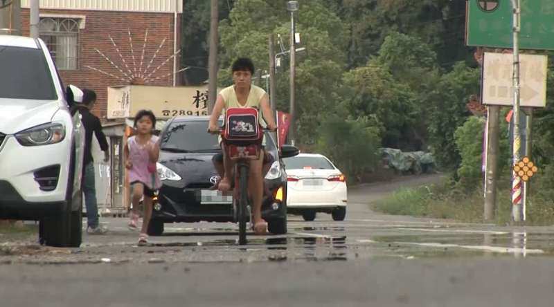 Bé gái 5 tuổi mỗi ngày chạy bộ 2km đuổi theo xe mẹ, ai biết lý do cũng cảm động - 1