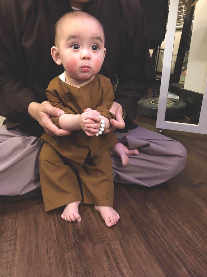 Em bé Việt kiều Mỹ 7 tháng ăn chay trường, má hồng như trái đào amp;#34;đốn timamp;#34; dân mạng - 7