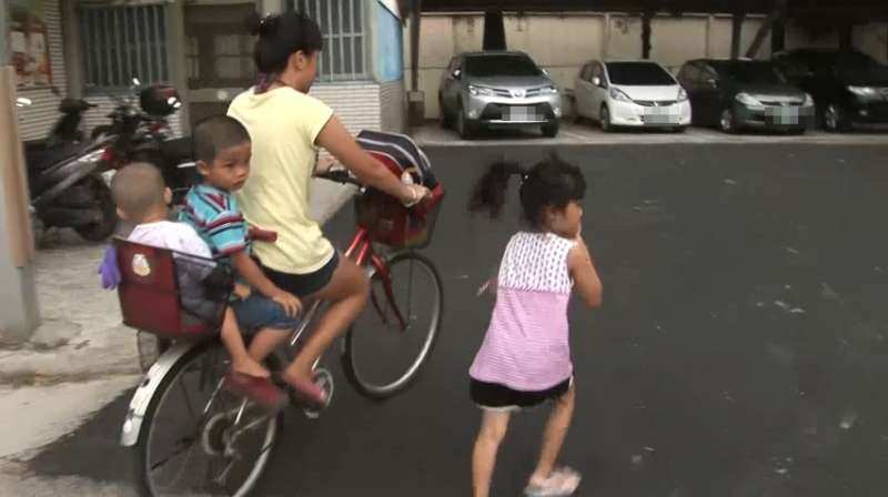 Bé gái 5 tuổi mỗi ngày chạy bộ 2km đuổi theo xe mẹ, ai biết lý do cũng cảm động - 2