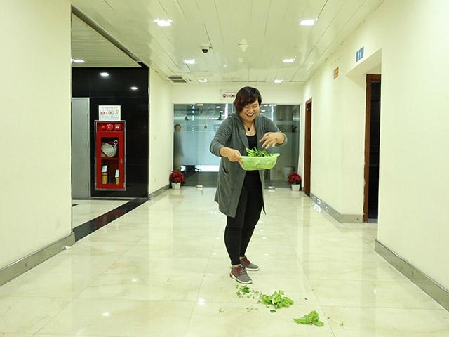 Màn vẩy rau hài hước khiến rau một nơi, rổ một nẻo - 1