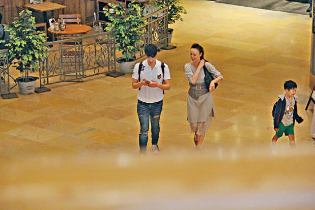 Ngôi sao 24/7: 5 năm nai lưng trả nợ thay chồng, Lưu Đào đích thị là amp;#34;người vợ tào khangamp;#34; - 3