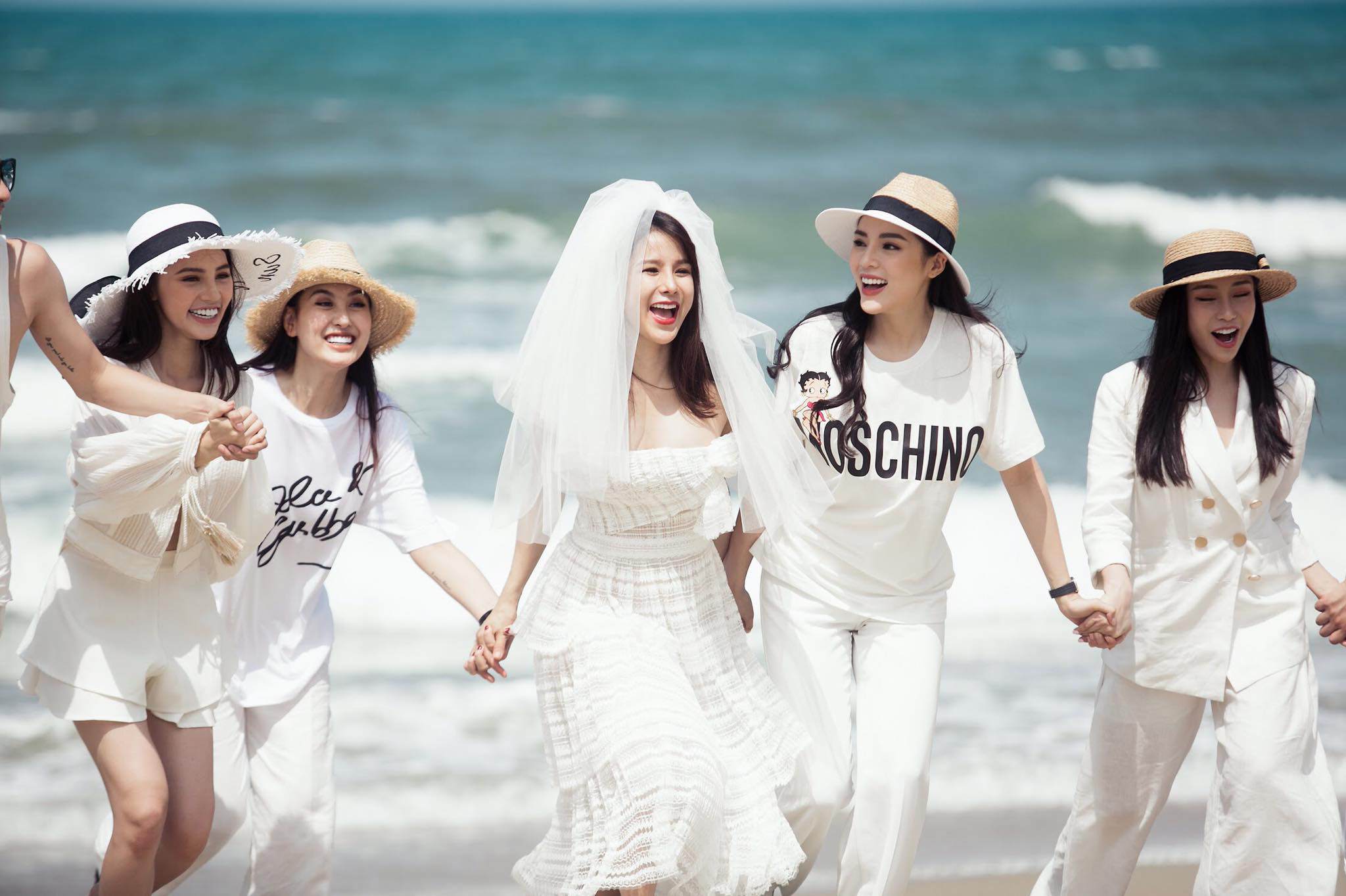 Trước ngày về nhà chồng, Diệp Lâm Anh cùng hội bạn thân tung bộ ảnh chia tay thời độc thân - 4