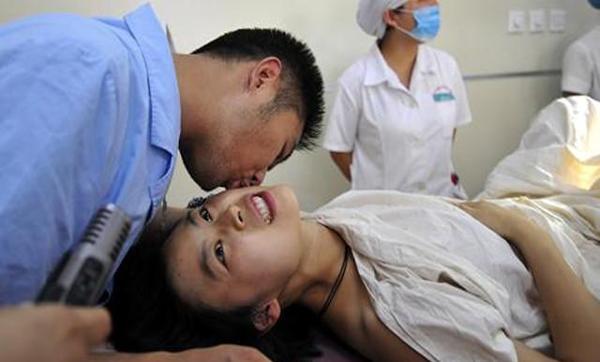 Vào phòng sinh cùng nhưng vợ chưa đẻ anh chồng trẻ đã amp;#34;lăn đùngamp;#34; ra... ngất - 1