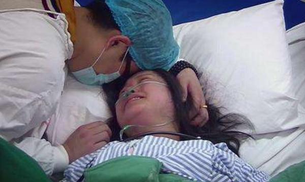Vào phòng sinh cùng nhưng vợ chưa đẻ anh chồng trẻ đã amp;#34;lăn đùngamp;#34; ra... ngất - 2