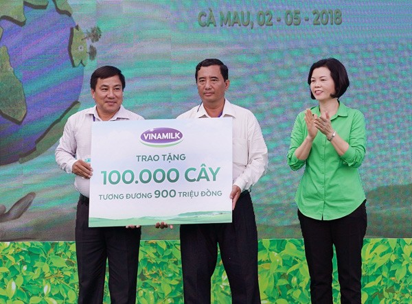 Vinamilk trồng gần 100 ngàn cây xanh và trao tặng 66.000 ly sữa tại tỉnh Cà Mau - 3