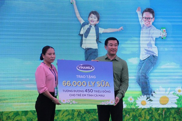Vinamilk trồng gần 100 ngàn cây xanh và trao tặng 66.000 ly sữa tại tỉnh Cà Mau - 4