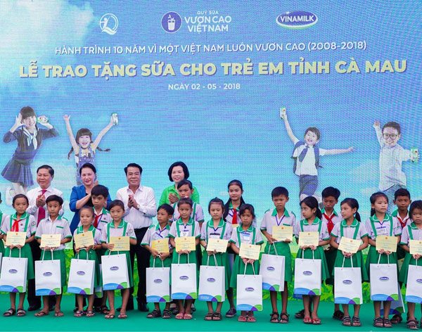 Vinamilk trồng gần 100 ngàn cây xanh và trao tặng 66.000 ly sữa tại tỉnh Cà Mau - 5