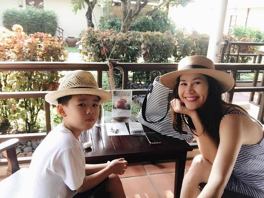 Góc khuất đẫm nước mắt của những bà mẹ đơn thân trong showbiz Việt - 7