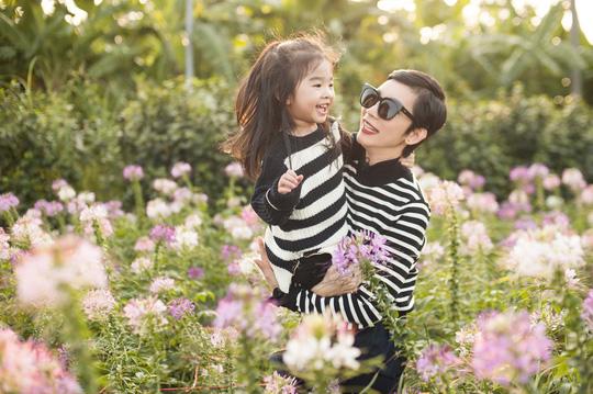 Góc khuất đẫm nước mắt của những bà mẹ đơn thân trong showbiz Việt - 4