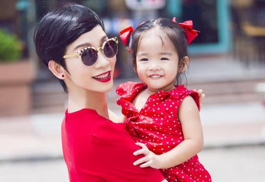 Góc khuất đẫm nước mắt của những bà mẹ đơn thân trong showbiz Việt - 3