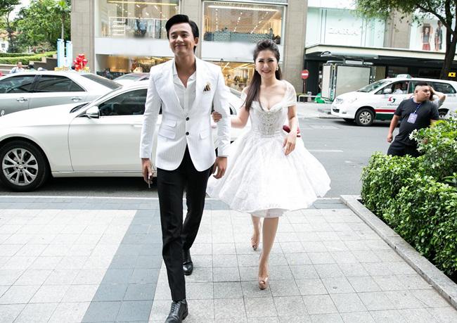 Hương Tràm diện váy xòe công chúa, tình tứ khoác tay Mai Tài Phến - 1