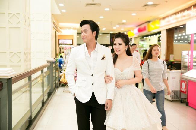Hương Tràm diện váy xòe công chúa, tình tứ khoác tay Mai Tài Phến - 2