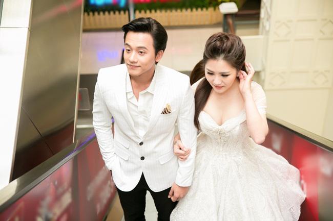 Hương Tràm diện váy xòe công chúa, tình tứ khoác tay Mai Tài Phến - 3