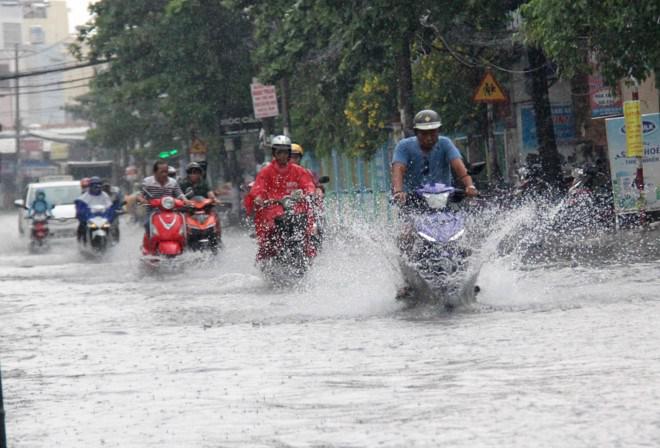 Tin mới thời tiết 4/5: TP.HCM mưa lớn 4 ngày liên tiếp, đề phòng khả năng có tố lốc - 1
